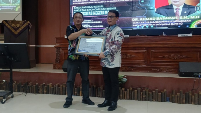 Ketua PWI Malang Raya beri penghargaan pada Ahmad Basarah.