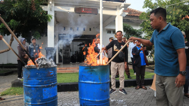 Pemusnahan surat suara rusak di kantor KPU Jombang
