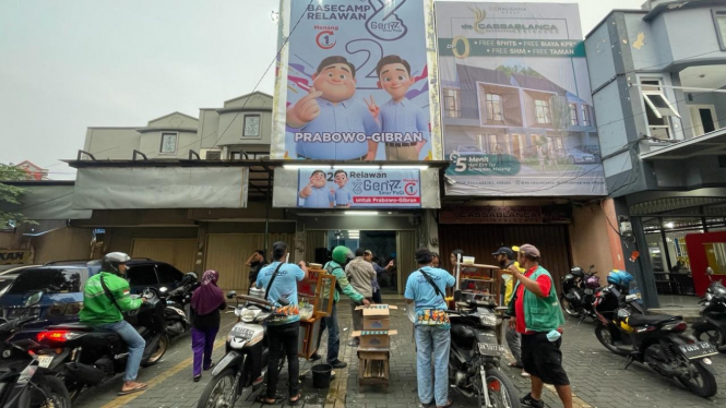 Relawan Genyz Sinar Pagi Prabowo-Gibran traktir bakso gratis