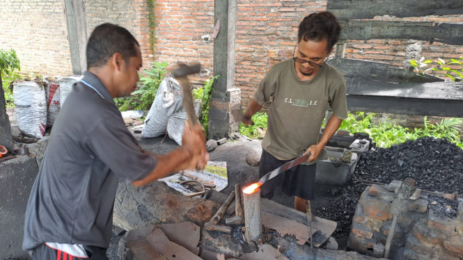 M Gufron pande besi asal Dusun Tambar Selatan, Desa Tambar.