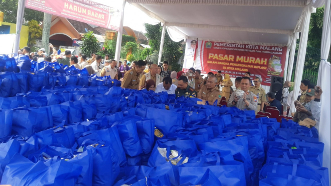 Paket sembako murah di Lapangan Merjosari, Kota Malang.