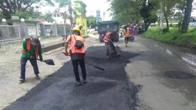 Perbaikan jalan yang dilakukan dinas PUPR Jombang.