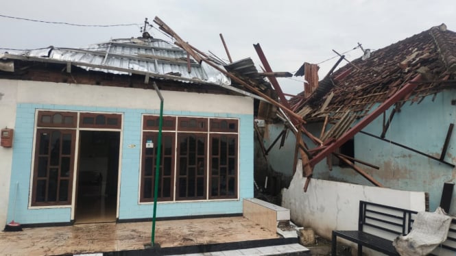 6 rumah warga di Pasuruan rusak parah diterjang angin kencang.
