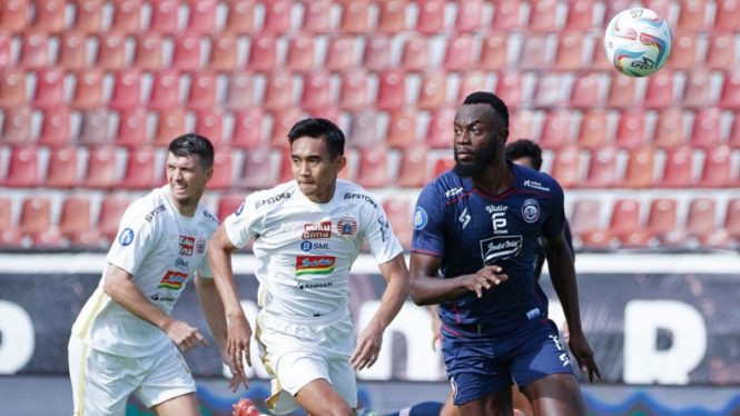 Arema FC menang 3-2 atas Persija Jakarta.