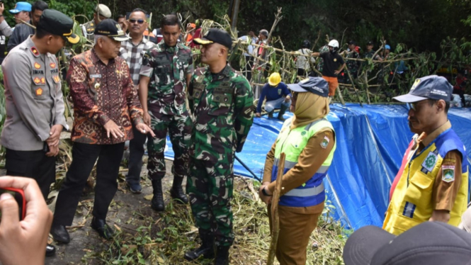 Bupati Malang Sanusi meninjau Jalan Rajekwesi Kalipare.