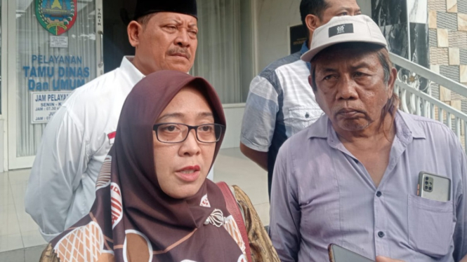 Orang tua korban saat di Dinas Pendidikan dan Kebudayaan Jombang.