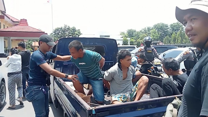 Polres Pasuruan Gerebek Kampung Narkoba, 6 Terduga Pelaku Ditangkap.