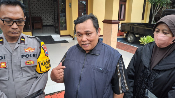Kasi Humas Polresta Malang Kota bersama kepala sekolah