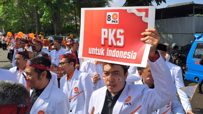 Caleg PKS Kota Malang saat daftar ke KPU