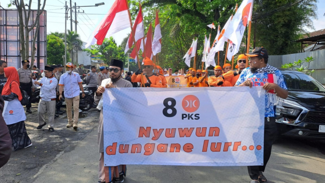Caleg PKS Kota Malang saat daftar ke KPU