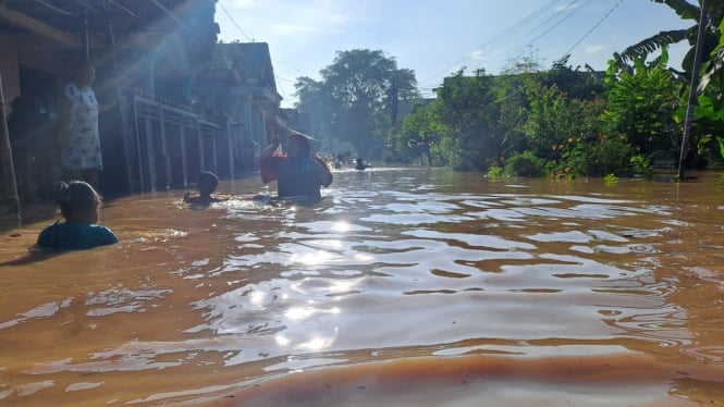 Air luapan sungai yang mengenangi pemukiman warga di Jombang