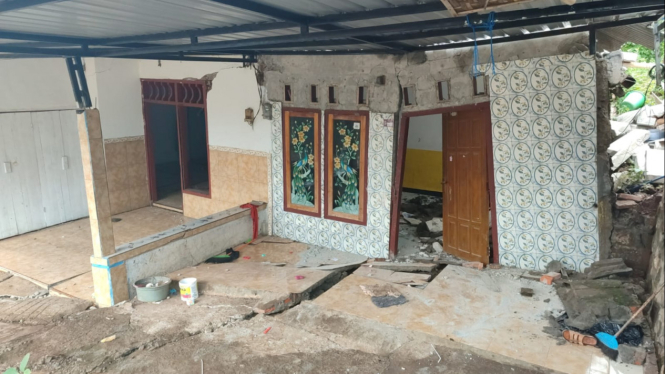 Rumah warga yang rusak akibat tanah gerak