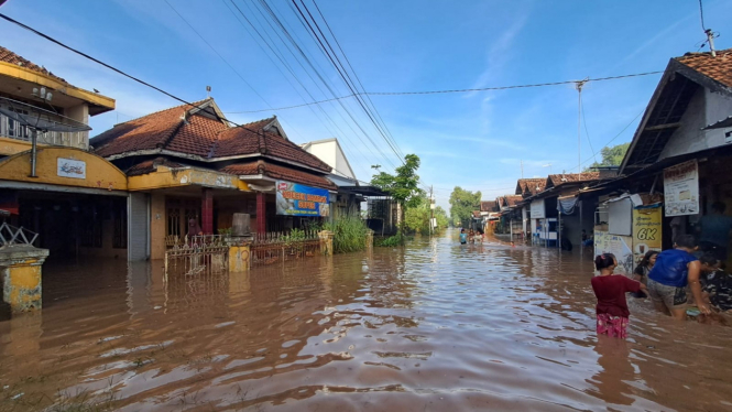 Air luapan sungai yang merendam rumah warga