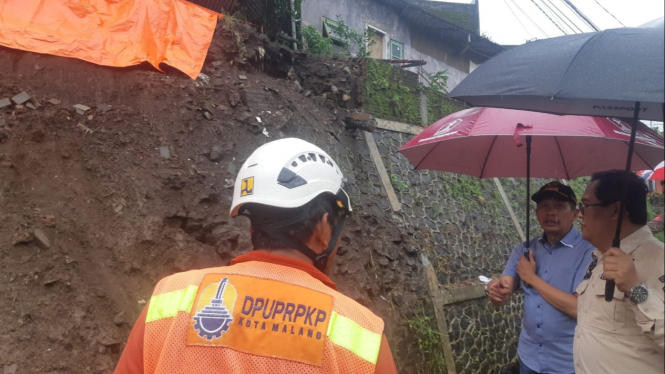 Penjabat Wali Kota Malang, Wahyu Hidayat meninjau longsor di Sukun