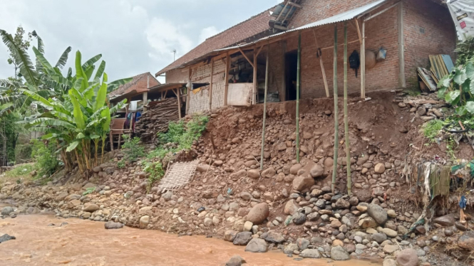 Bencana alam tanah gerak di Ngampungan Bareng.