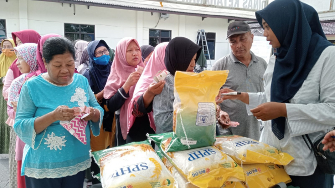 Warga saat mengantre beras murah di Polres Jombang
