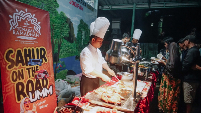 Live cooking sahur on the road di Kampung Warna-warni