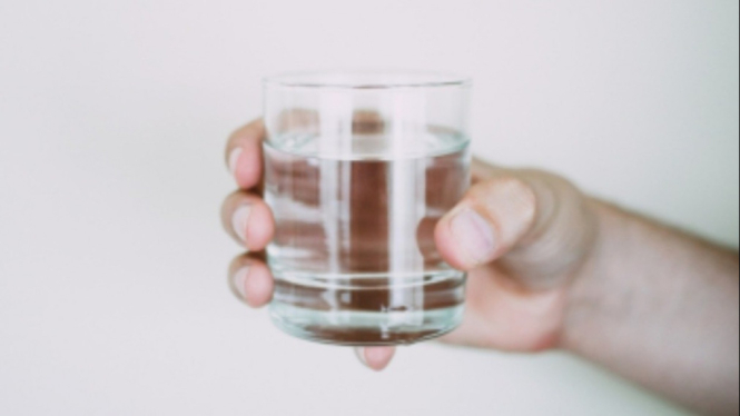 Ilustrasi minum air/air putih.