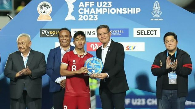 Arkhan Fikri menerima penghargaan Best Player Piala AFF U-23 2023.