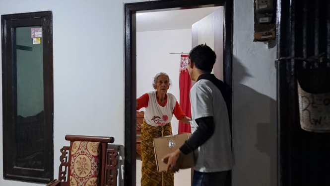 Pemuda milenial Kabupaten Malang membagikan bantuan sembako