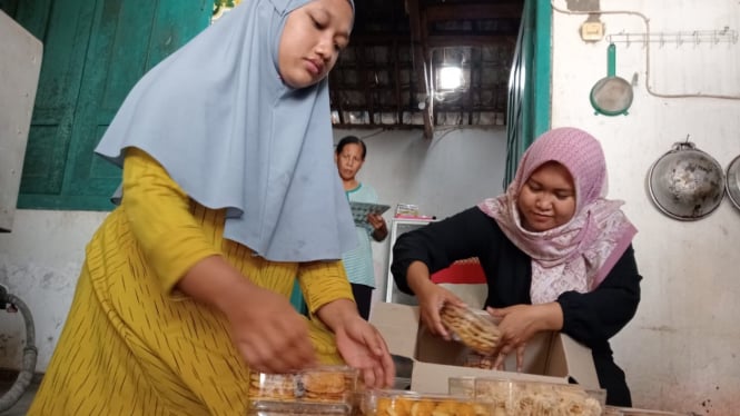 Kue kering produksi rumahan yang dipasarkan di Kediri