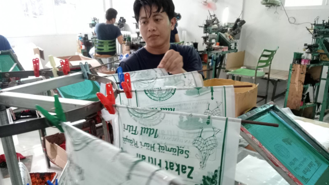 Usaha pembuatan kantong plastik zakat di Jombang