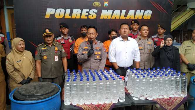 Polres Malang merilis kasus produksi miras ilegal