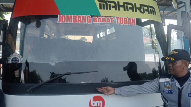 Bus yang tidak layak melakukan perjalanan di jalan raya