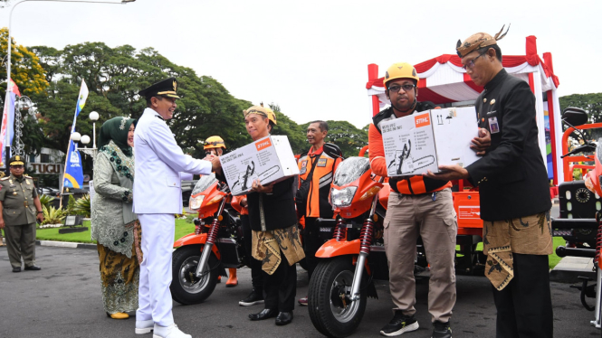 Penjabat Wali Kota Malang, Wahyu Hidayat memberikan bantuan.