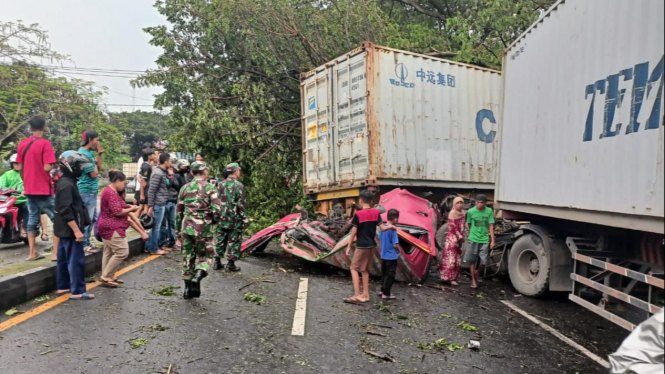 Kecelakaan beruntun di Pasuruan, satu orang tewas.