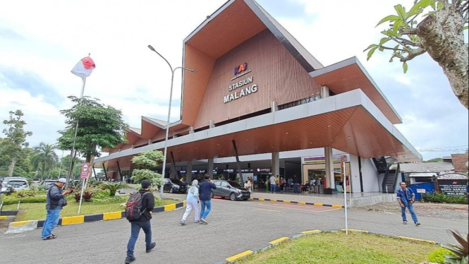 Ilustrasi Penumpang di Stasiun Malang