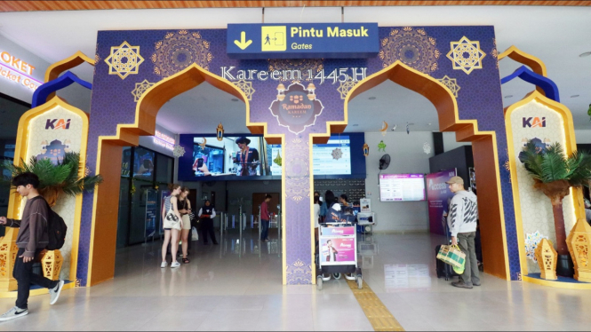 Ornamen lebaran di berbagai Stasiun wilayah Daop 8 Surabaya