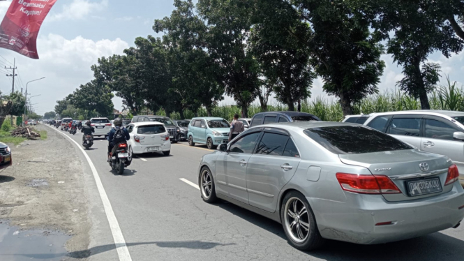 Kemacetan di jalur arteri Bandarkedungmulyo.