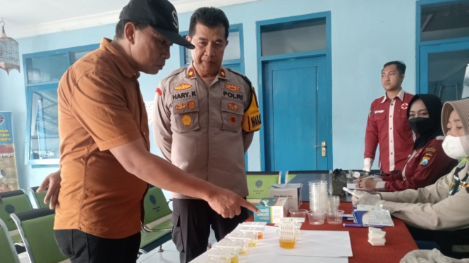 Wakapolres Jombang Kompol Hari Kurniawan pantau tes urine.