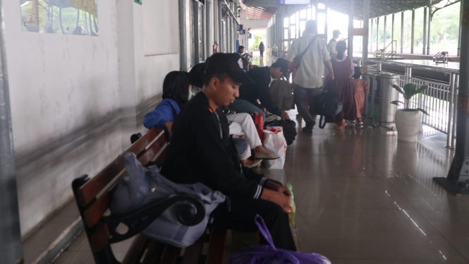 Suasana penumpang KA di Stasiun Jombang.