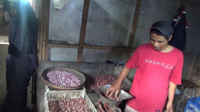 Pedagang bawang merah di Pasar Tradisional Jombang