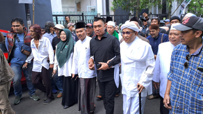 Abah Anton saat daftar di PKB Kota Malang diantar para ulama