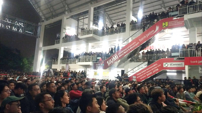 Penonton memadati Pasar Induk Among Tani untuk nobar Timnas U23