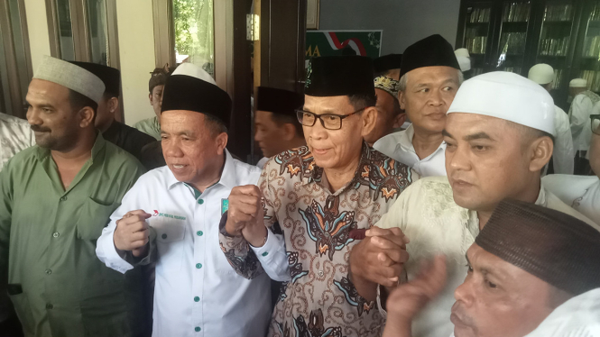 Gus Mujib (baju putih) diantar para ulama dan santri saat mendaftar