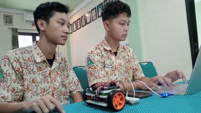 Dua Pelajar MAN 1 Jombang Juara Pertama Robotik Tingkat Jawa Timur.