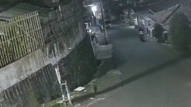 Tangkapan layar CCTV aksi begal payudara.