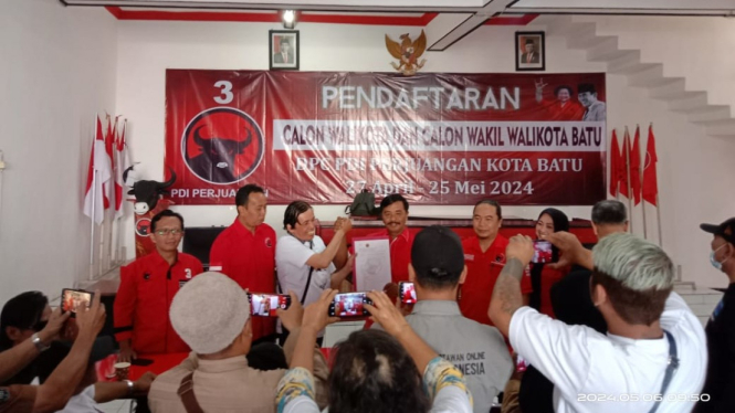 Relawan KD saat mengambil formulir pendaftaran