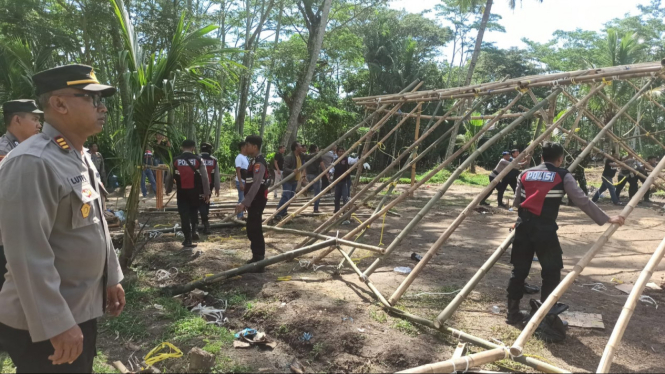 Penggerebekan lokasi judi sabung ayam