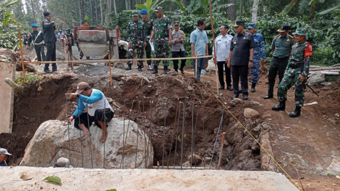 Pj Bupati dan Dandim Jombang saat meninjau lokasi TMMD