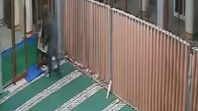 Rekaman CCTV pencurian kotak amal di Kota Batu