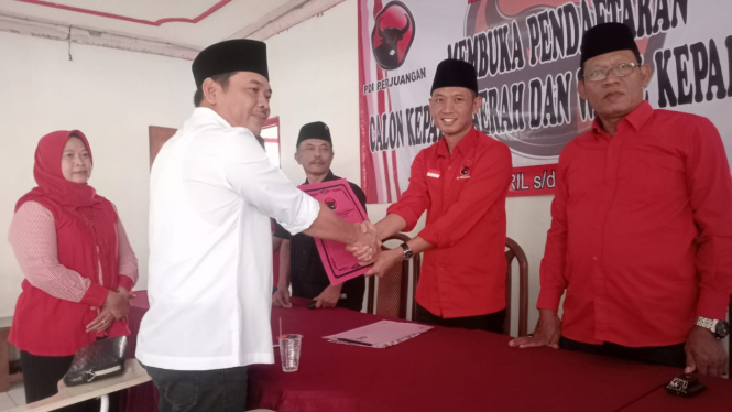 Mantan Wabup Jombang, Sumrambah saat mendaftar di PDIP.