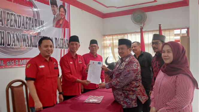 Kades Warsubi saat mendaftar di PDIP