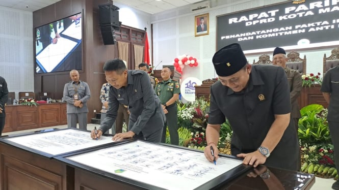 Penandatanganan pakta integritas dan anti korupsi di DPRD Kota Malang.