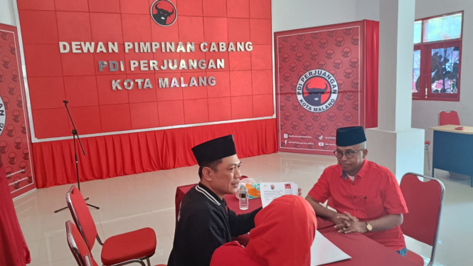 Moch Karis mengembalikan formulir ke DPC PDI Perjuangan Kota Malang