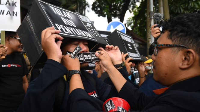 Teatrikal pembungkaman pers saat tolak RUU Penyiaran di Kota Malang